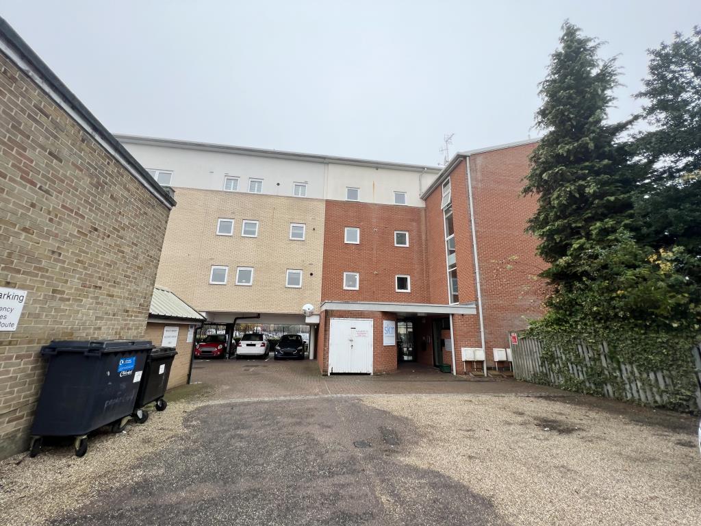 Lot: 28 - TWO-BEDROOM CITY CENTRE FLAT - 